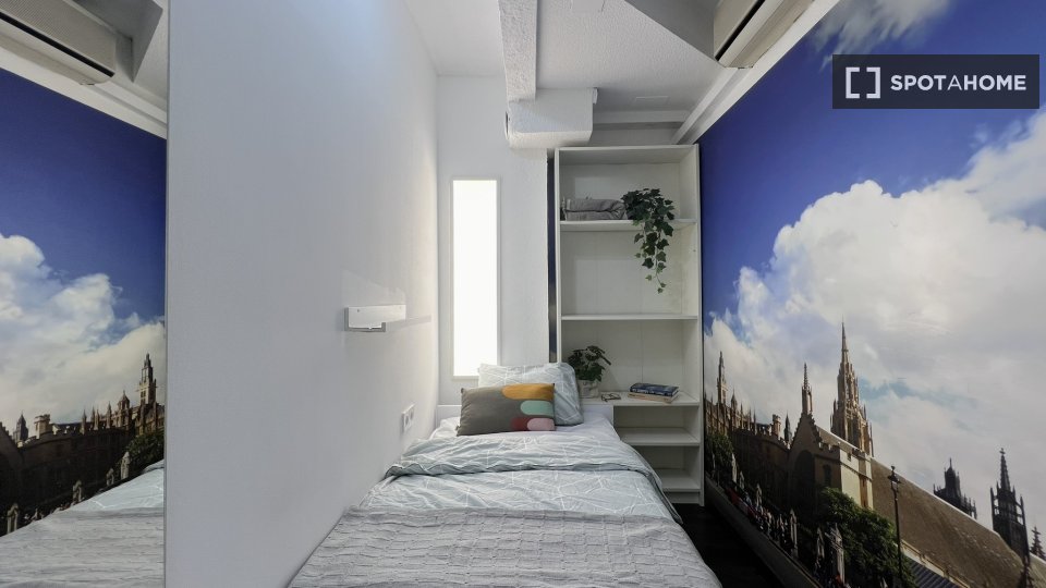 Double room Madrid, 7 beds, 115m² — photo 28