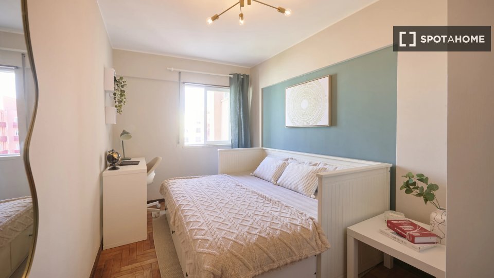 Double room Lisbon, 5 beds — photo 14
