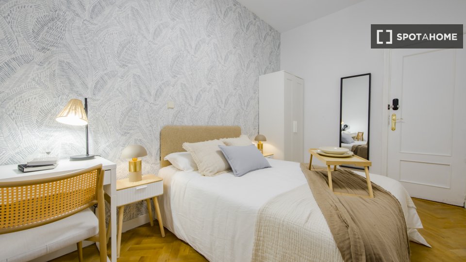 Double room Madrid, 5 beds, 130m² — photo 4