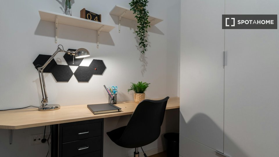 Double room Madrid, 7 beds, 160m² — photo 40