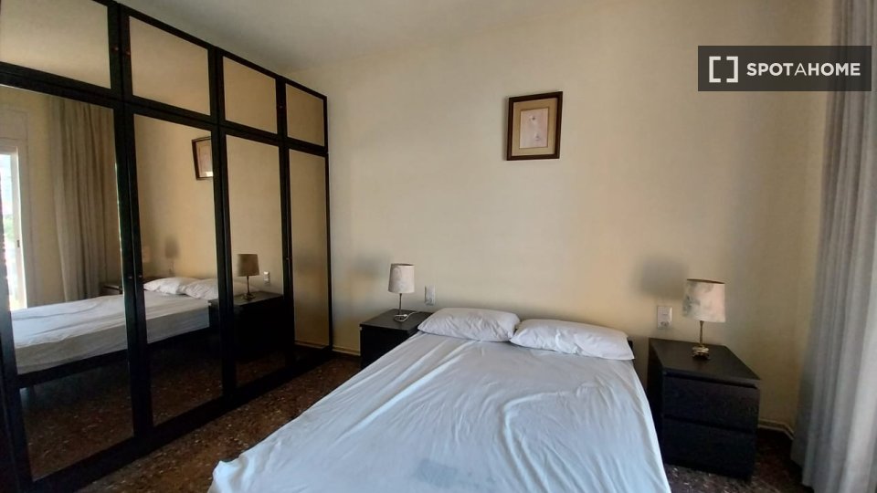 Apartment Barcelona, 4 beds, 85m² — photo 2