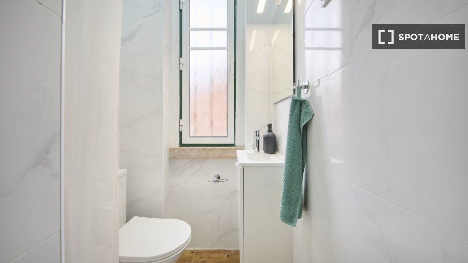 Double room Lisbon, 3 beds — photo 15