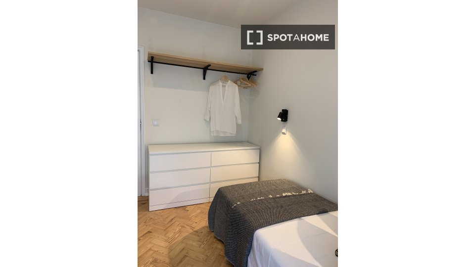 Double room Lisbon, 4 beds, 80m² — photo 25