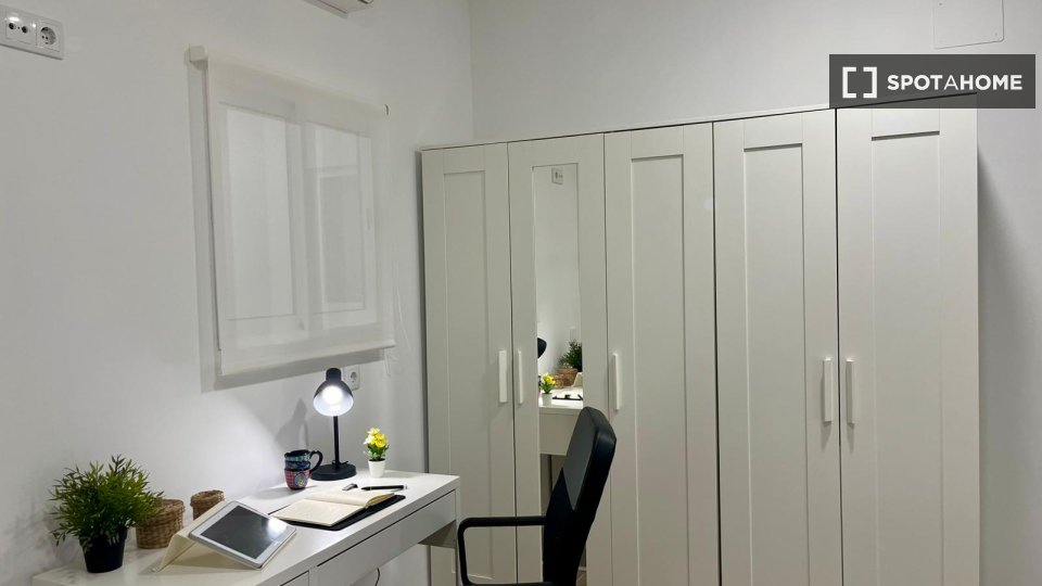 Double room Valencia, 3 beds, 17m² — photo 10