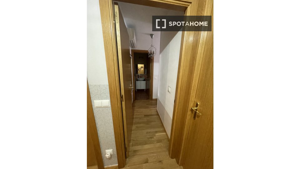 Double room Madrid, 1 bed, 90m² — photo 8