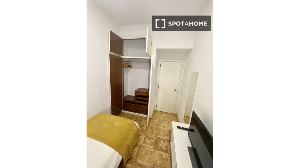 Double room Madrid, 4 beds, 100m² — photo 3