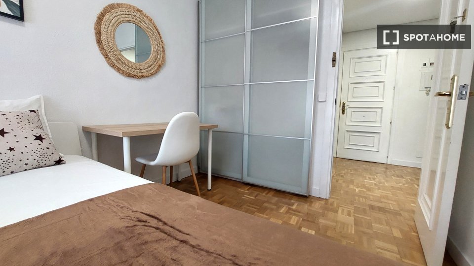 Double room Madrid, 4 beds, 61m² — photo 12