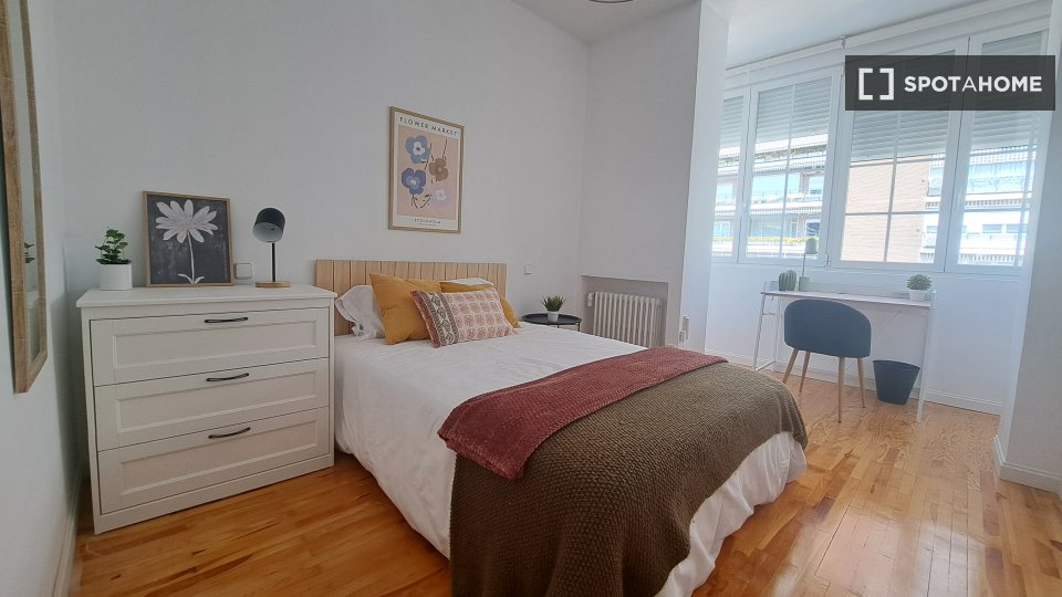Habitación compartida de 14 habitaciones en alquiler en Castillejos, Madrid