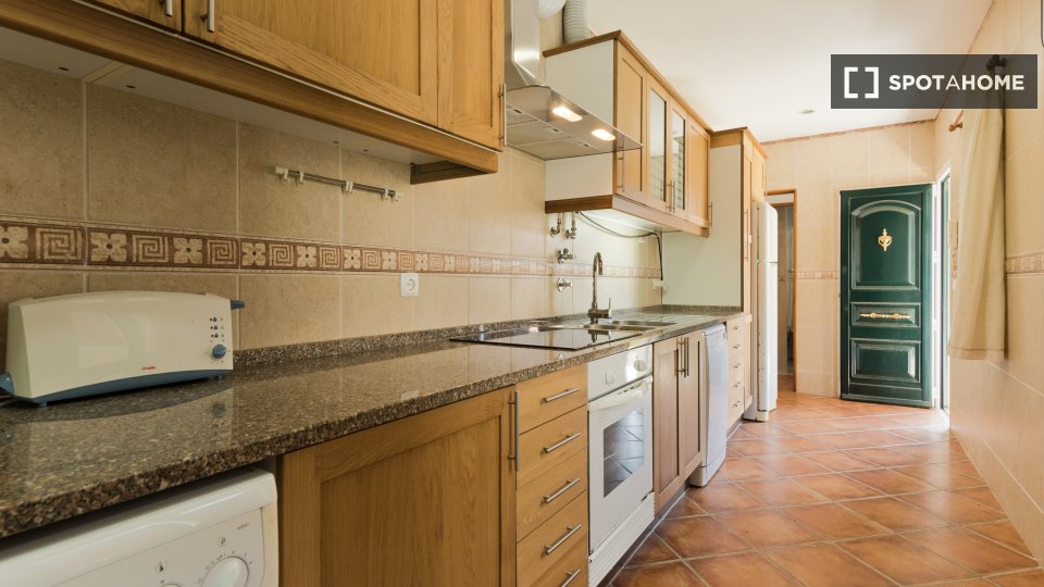 Apartment Lisbon, 3 beds, 152m² — photo 12