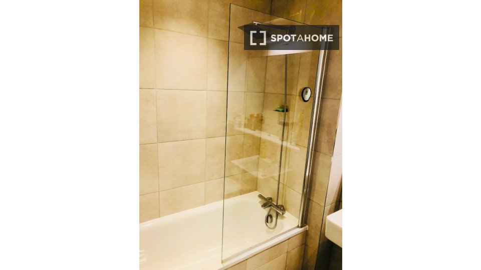 Double room London, 1 bed, 60m² — photo 8