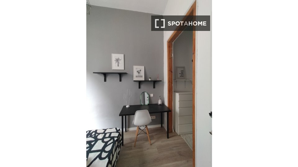 Double room Madrid, 5 beds, 100m² — photo 2