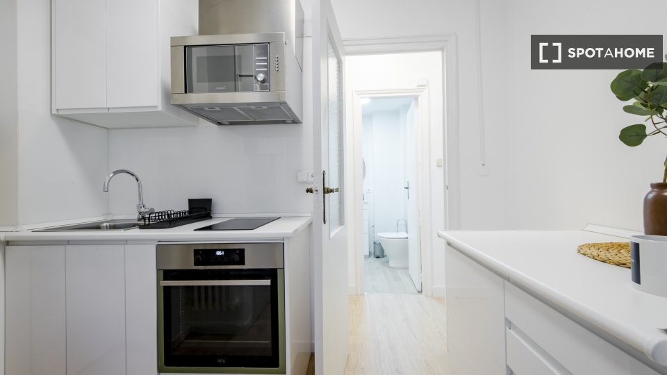 Double room Madrid, 6 beds, 110m² — photo 5