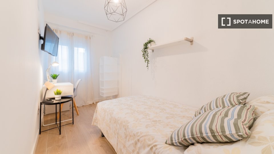 Habitación en piso compartido de 4 camas en Campanar, Valencia.