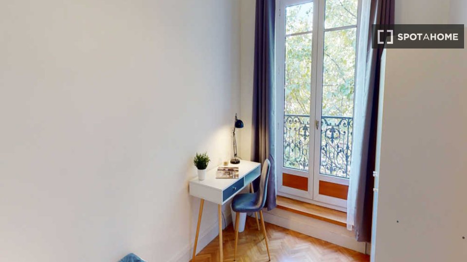 Double room Paris, 5 beds, 110m² — photo 2