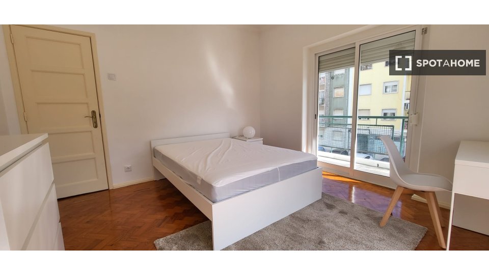 Double room Lisbon, 3 beds, 90m² — photo 7