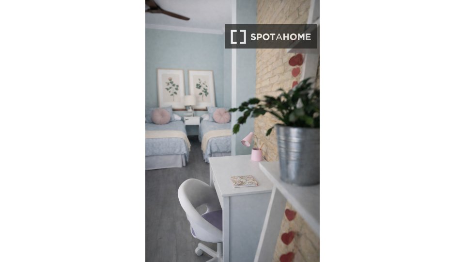Double room Valencia, 3 beds, 160m² — photo 11