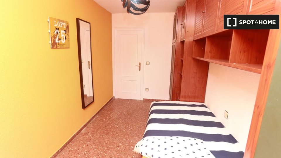 Double room Valencia, 3 beds, 120m² — photo 1