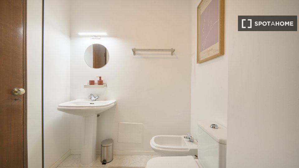 Double room Lisbon, 5 beds — photo 16