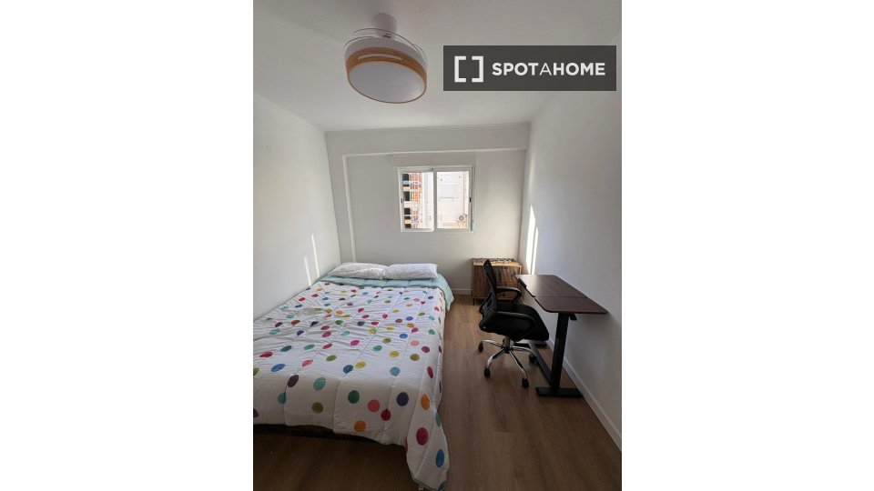 Double room Valencia, 5 beds, 70m² — photo 2