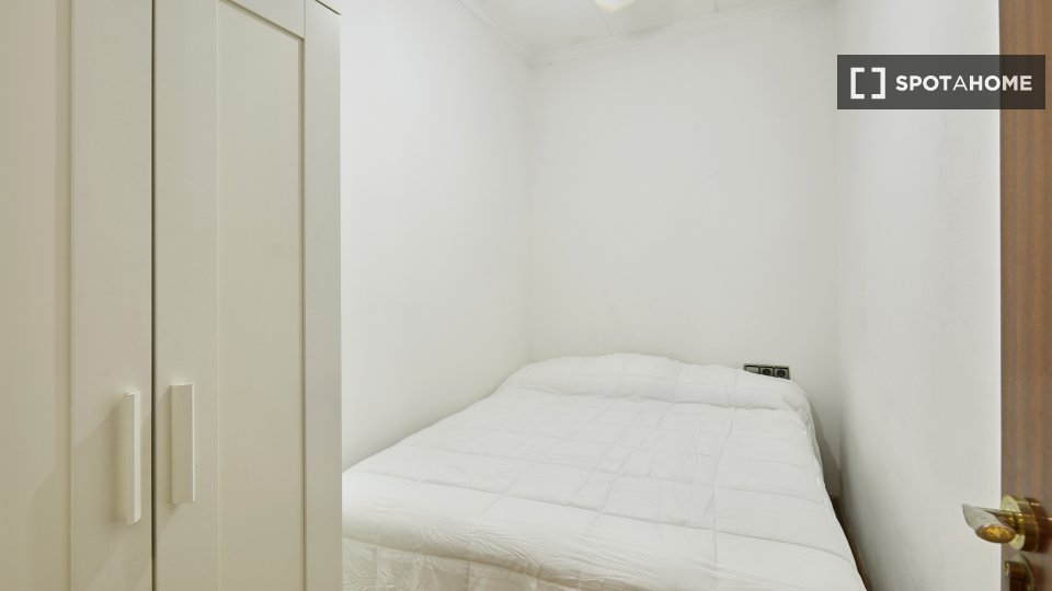 Apartment Barcelona, 4 beds, 80m² — photo 52