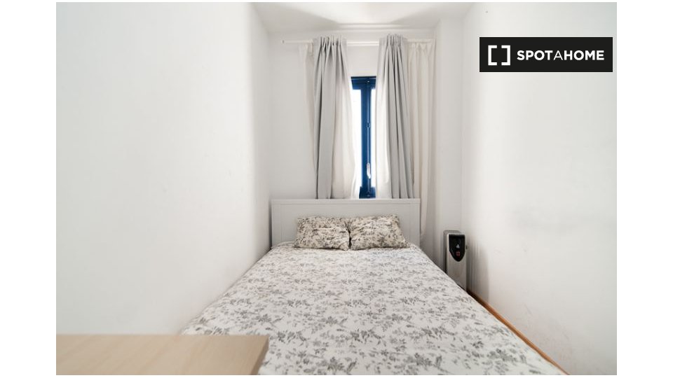 Double room Madrid, 7 beds, 140m² — photo 10