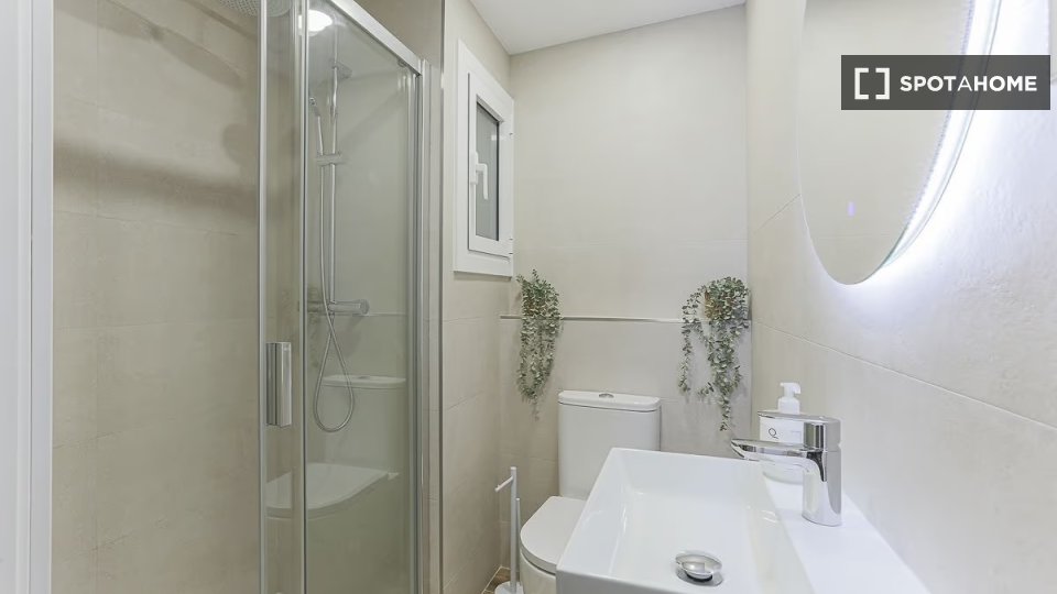 Double room Barcelona, 5 beds, 80m² — photo 8
