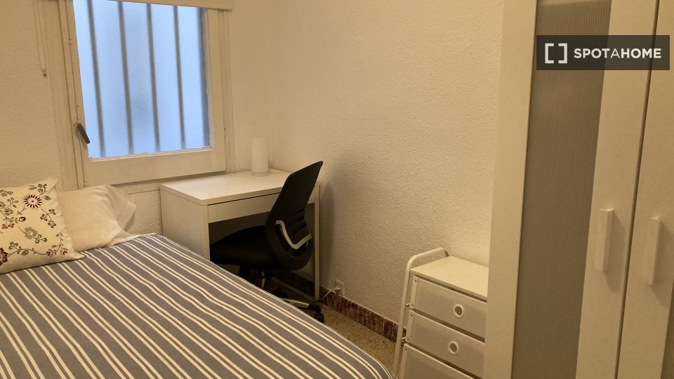 Double room Barcelona, 3 beds, 90m² — photo 15