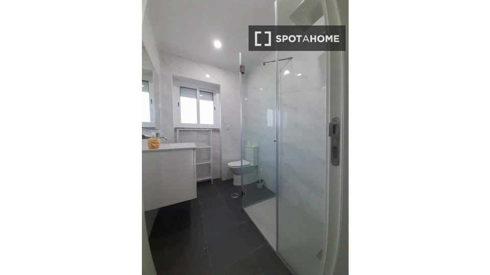 Double room Lisbon, 3 beds, 70m² — photo 3