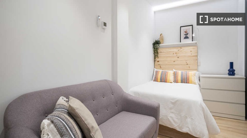 Acogedor apartamento tipo estudio con balcón.