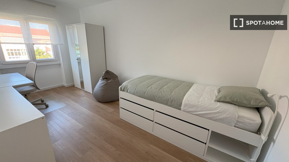 Double room Lisbon, 4 beds, 90m² — photo 14