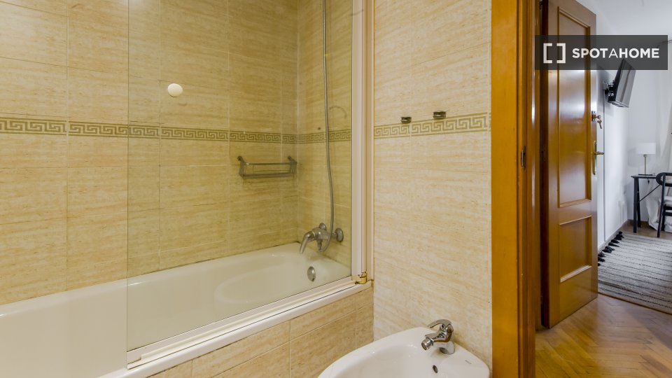 Double room Madrid, 5 beds — photo 7