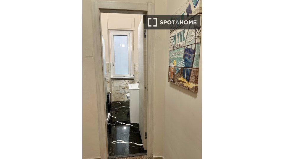 Double room Rome, 3 beds, 94m² — photo 2