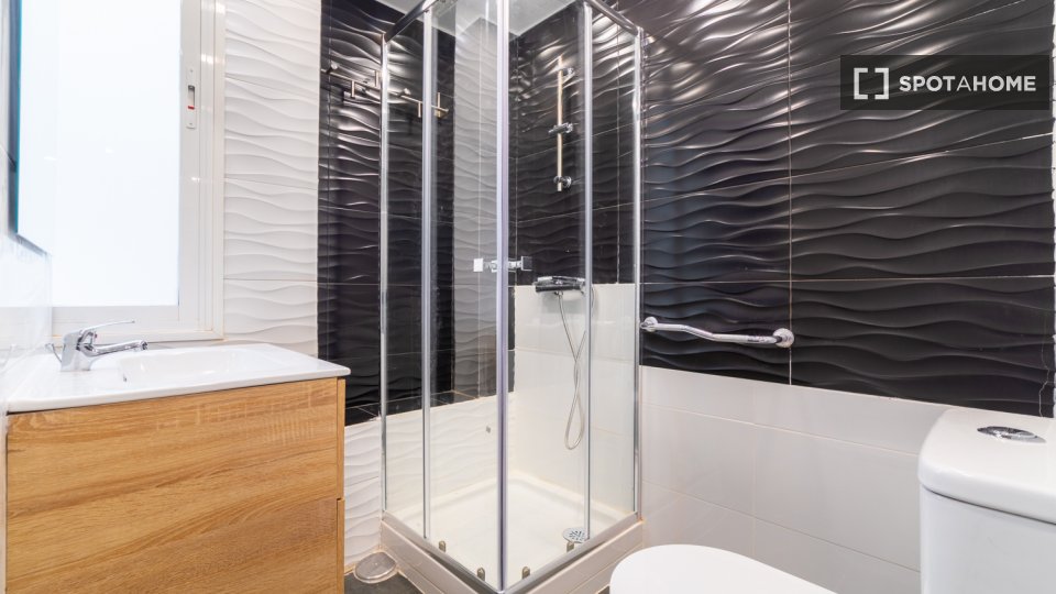 Double room Madrid, 9 beds, 108m² — photo 1