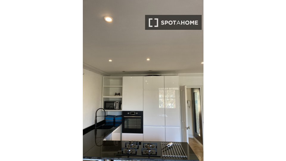 Double room London, 3 beds, 1000m² — photo 9
