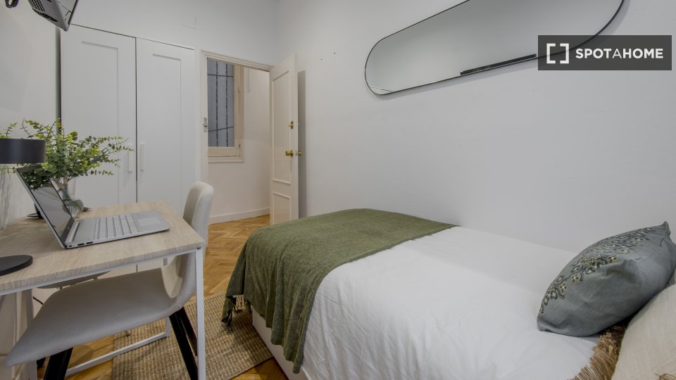 Double room Madrid, 5 beds, 100m² — photo 10