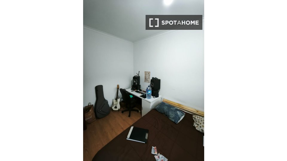 Double room Lisbon, 3 beds, 70m² — photo 5