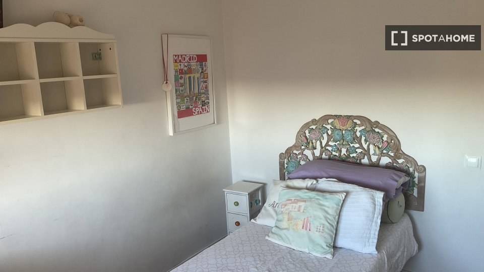 Double room Madrid, 5 beds, 130m² — photo 2