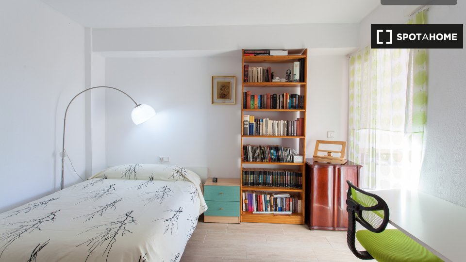 Double room Valencia, 3 beds, 90m² — photo 1