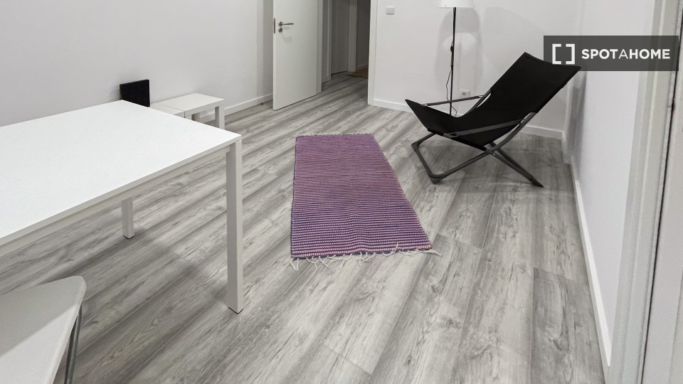 Double room Lisbon, 3 beds, 70m² — photo 12
