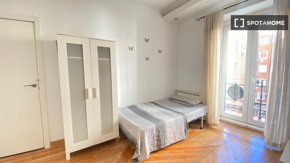 Double room Madrid, 7 beds, 180m² — photo 40