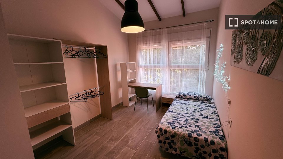 Double room Alicante, 4 beds, 90m² — photo 5