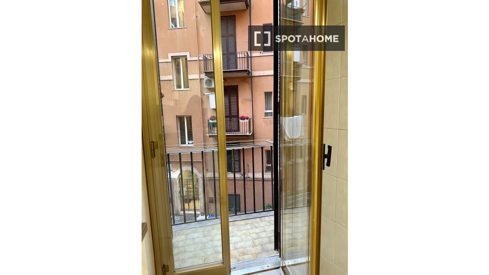 Double room Rome, 3 beds — photo 15
