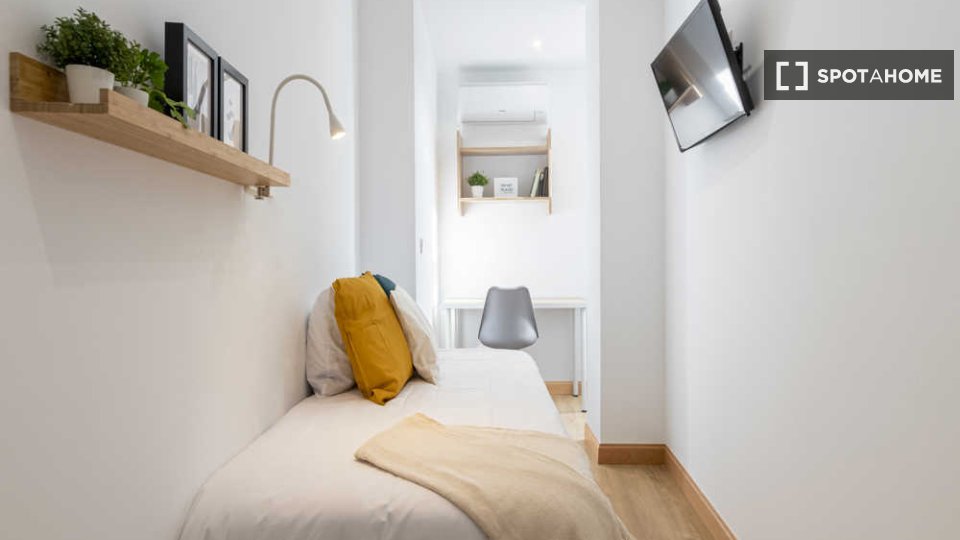Double room Madrid, 3 beds — photo 24