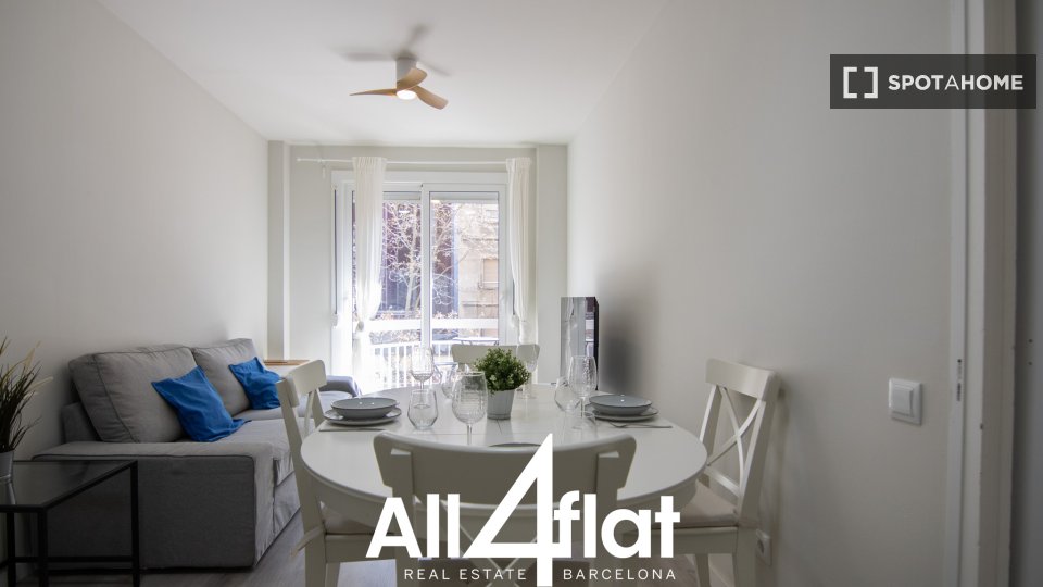 Apartment Barcelona, 4 beds, 73m² — photo 2
