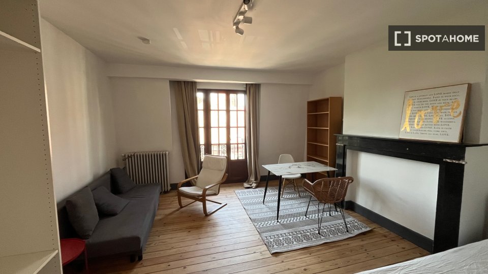 Double room Brussels, 2 beds, 23m² — photo 8