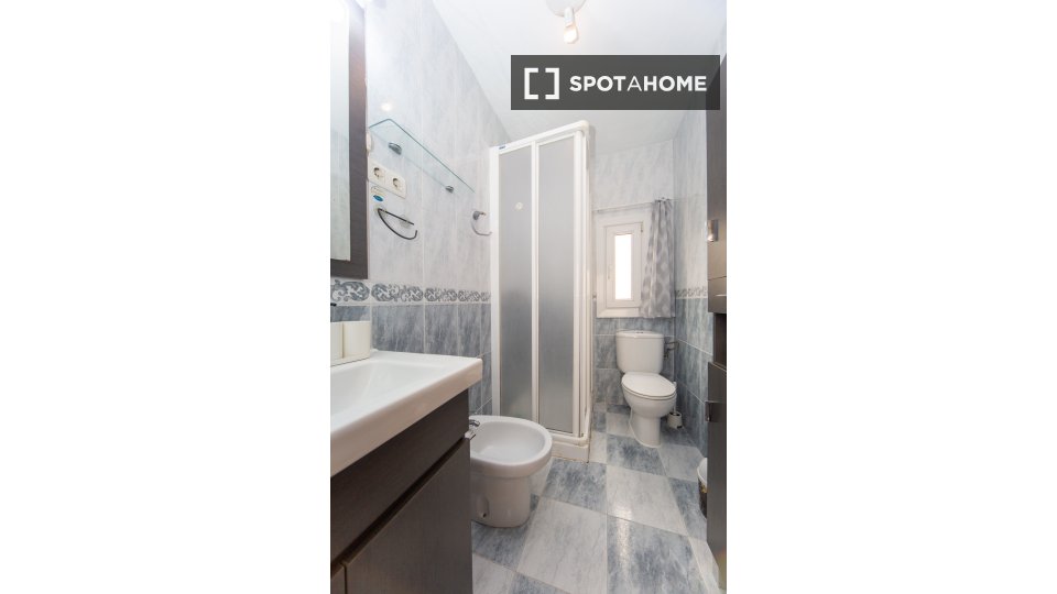 Double room Granada, 3 beds, 75m² — photo 17