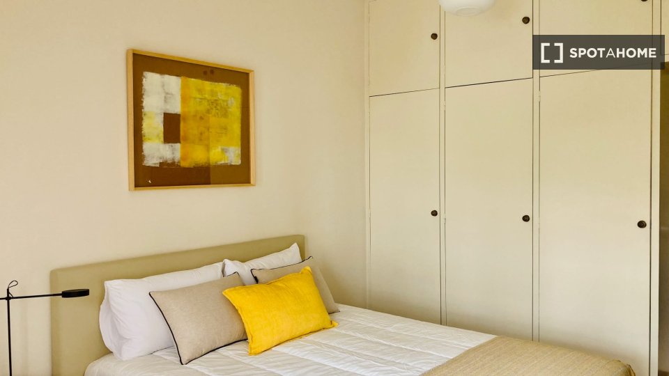Double room Lisbon, 3 beds — photo 12