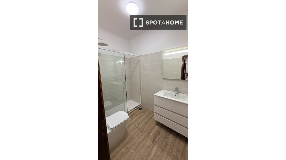 Double room Lisbon, 4 beds, 110m² — photo 2