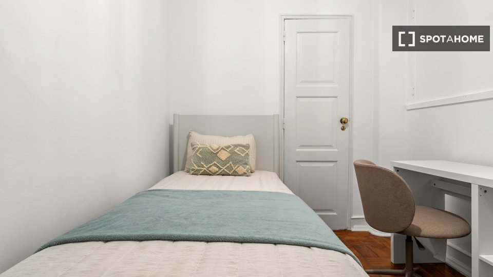 Double room Lisbon, 5 beds — photo 14