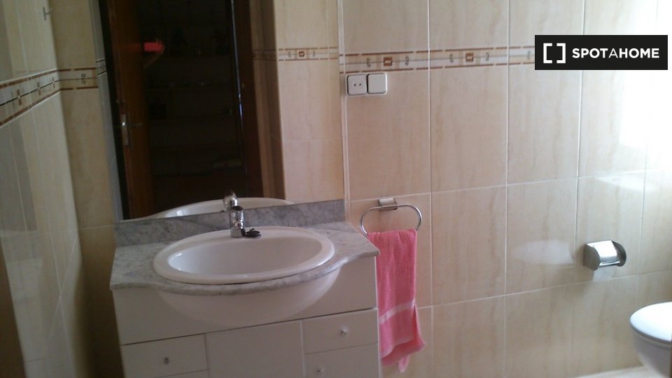 Double room Madrid, 2 beds — photo 8